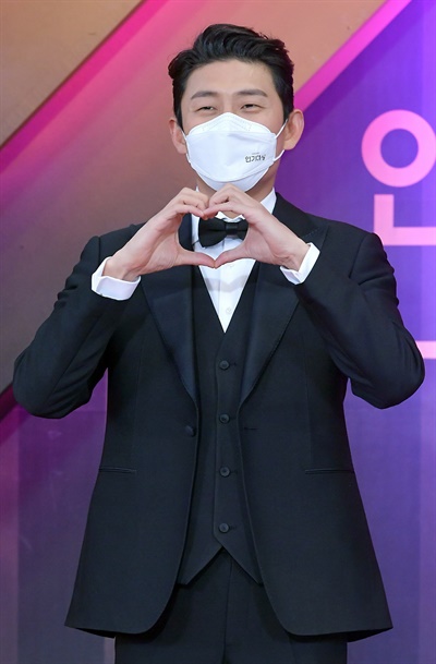 'KBS 연기대상' 고준, 듬직한 하트 고준 배우가 31일 오후 열린 <2020 KBS 연기대상>에서 포즈를 취하고 있다.