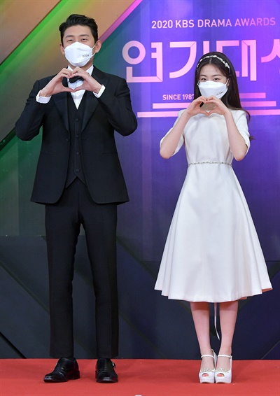 'KBS 연기대상' 고준-이가연, 하트척척 고준과 이가연 배우가 31일 오후 열린 <2020 KBS 연기대상>에서 포즈를 취하고 있다.