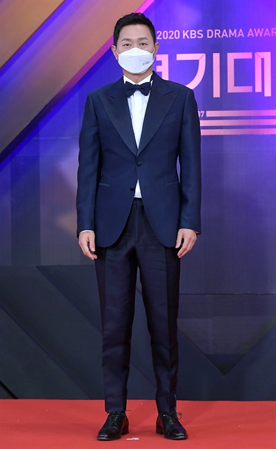 'KBS 연기대상' 김유석, 노련한 인사 김유석 배우가 31일 오후 열린 <2020 KBS 연기대상>에서 포즈를 취하고 있다.