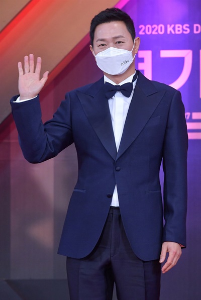 'KBS 연기대상' 김유석, 노련한 인사 김유석 배우가 31일 오후 열린 <2020 KBS 연기대상>에서 포즈를 취하고 있다.