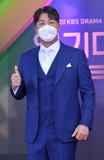 'KBS 연기대상' 안길강, 건강한 젊은 오빠 안길강 배우가 31일 오후 열린 <2020 KBS 연기대상>에서 포즈를 취하고 있다.
