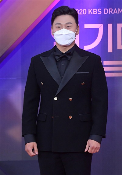 'KBS 연기대상' 오대환, 화이팅 넘치는 남자 오대환 배우가 31일 오후 열린 <2020 KBS 연기대상>에서 포즈를 취하고 있다.
