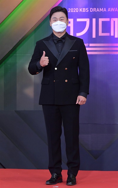 'KBS 연기대상' 오대환, 화이팅 넘치는 남자 오대환 배우가 31일 오후 열린 <2020 KBS 연기대상>에서 포즈를 취하고 있다.