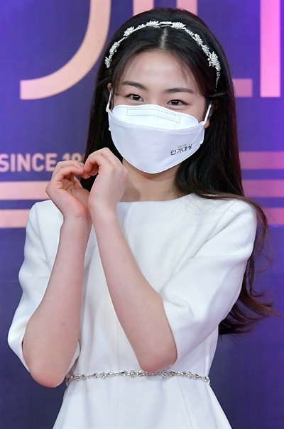 'KBS 연기대상' 이가연, 귀여운 하트 이가연 배우가 31일 오후 열린 <2020 KBS 연기대상>에서 포즈를 취하고 있다.