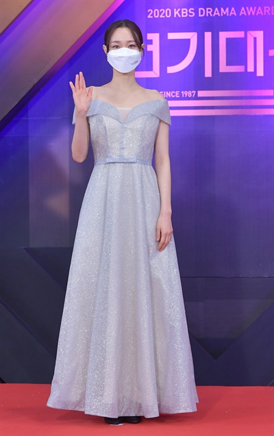 'KBS 연기대상' 이유영, 단아한 그녀 이유영 배우가 31일 오후 열린 <2020 KBS 연기대상>에서 포즈를 취하고 있다.