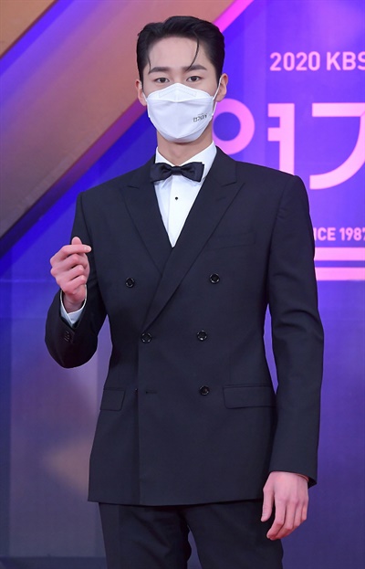 'KBS 연기대상' 이재욱, 폼생폼사 이재욱 배우가 31일 오후 열린 <2020 KBS 연기대상>에서 포즈를 취하고 있다.