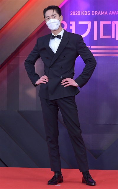 'KBS 연기대상' 이재욱, 폼생폼사 이재욱 배우가 31일 오후 열린 <2020 KBS 연기대상>에서 포즈를 취하고 있다.