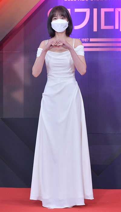 'KBS 연기대상' 이초희, 러블리 그 자체 이초희 배우가 31일 오후 열린 <2020 KBS 연기대상>에서 포즈를 취하고 있다.