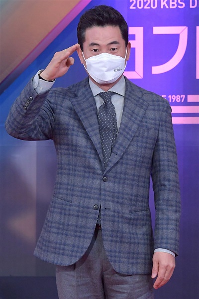 'KBS 연기대상' 이한위, 절도있는 매력 이한위 배우가 31일 오후 열린 <2020 KBS 연기대상>에서 포즈를 취하고 있다.