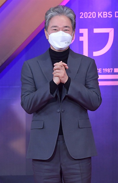 'KBS 연기대상' 정보석, 명배우의 멋 정보석 배우가 31일 오후 열린 <2020 KBS 연기대상>에서 포즈를 취하고 있다.