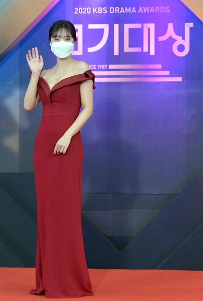 'KBS 연기대상' 조보아, 오늘 안방마님 조보아 배우가 31일 오후 열린 <2020 KBS 연기대상>에서 포즈를 취하고 있다.