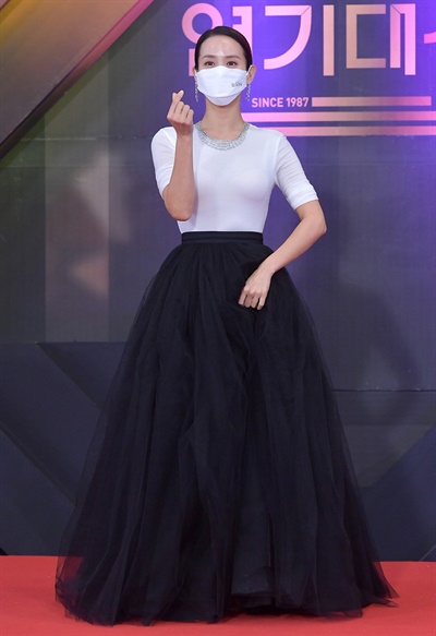 'KBS 연기대상' 조여정, 여왕의 하트 조여정 배우가 31일 오후 열린 <2020 KBS 연기대상>에서 포즈를 취하고 있다.