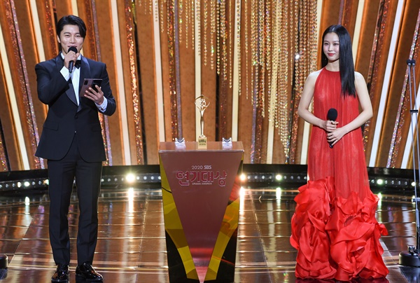 'SBS 연기대상' 음문석-고민시, 떨리는 신인상 발표 음문석과 고민시 배우가 31일 오후 열린 <2020 SBS 연기대상>에서 신인상 수상자를 발표하고 있다.