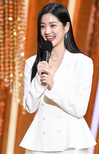 'SBS 연기대상' 이유비, 기분좋은 미소 이유비 배우가 31일 오후 열린 <2020 SBS 연기대상>에서 조연상 팀부문 수상자를 발표하고 있다.