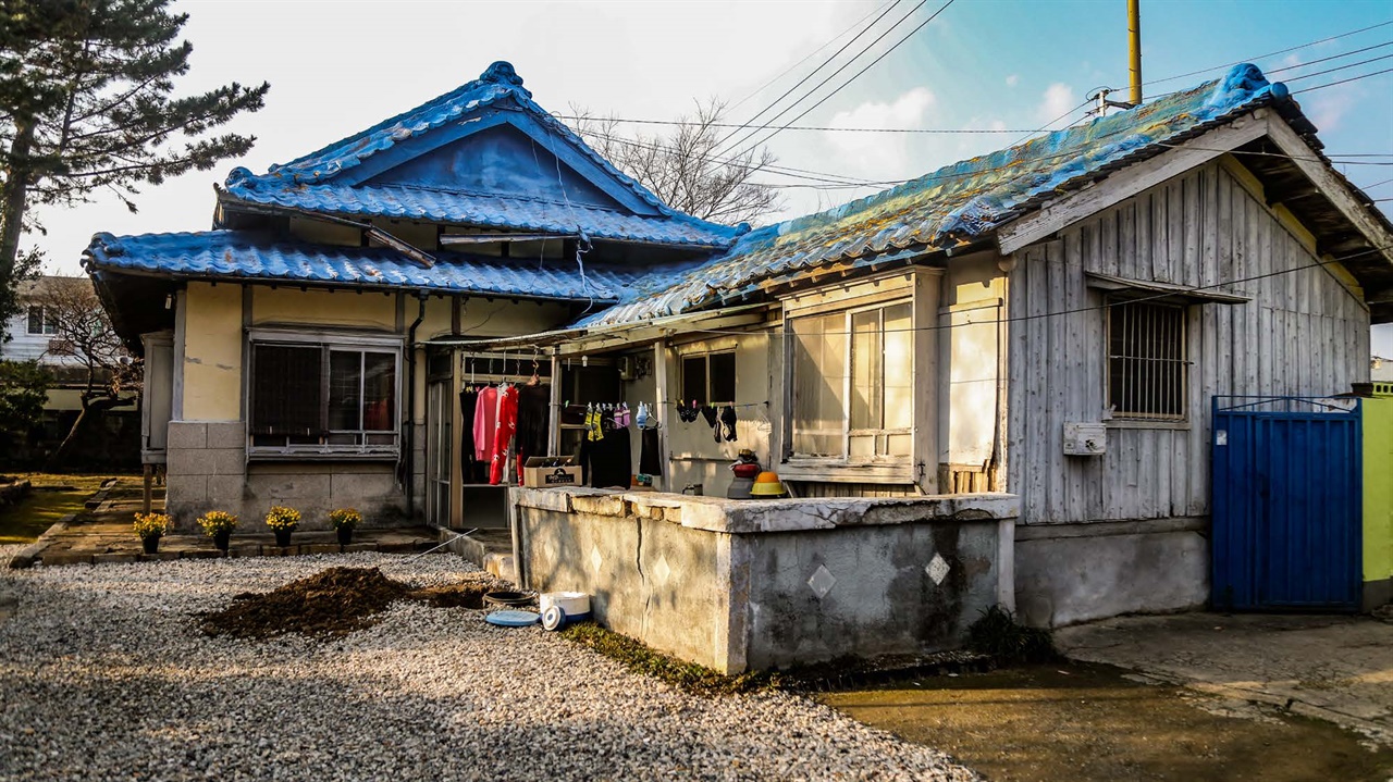 ‘강서구 1309번길 17’에 위치한 적산가옥의 마당에 들어섰다. 일본식 목조 건물이 그대로 남아 있다.