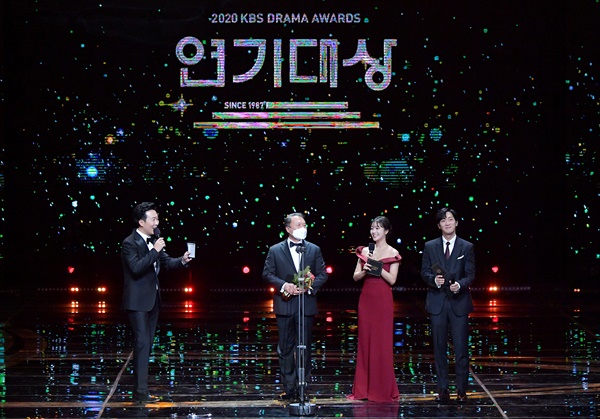 'KBS 연기대상' 천호진, 국민가장으로 등극! 천호진 배우가 31일 오후 열린 <2020 KBS 연기대상>에서 대상을 수상하고 있다. 
