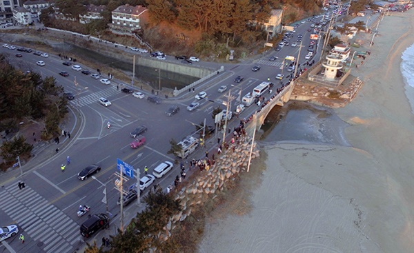 2021년 새해 첫 날 강릉 경포해변 인공폭포 인근 도로에 일출 관광 차량들이 주차해 있는 모습