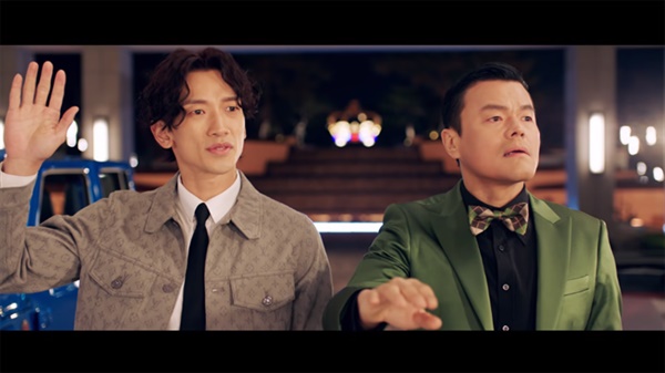  비 '나로 바꾸자 (Duet with JYP' 뮤직비디오의 한 장면.