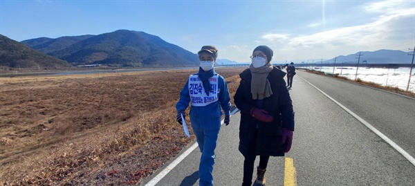 김진숙(사진 왼쪽)은 2020년 12월 30일부터 부산에서 서울까지 복직과 명예회복을 촉구하며 걷고 있다. 
