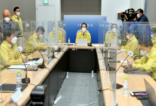 정세균 국무총리가 28일 서울시청에서 열린 코로나19 중앙재난안전대책본부 회의를 주재하고 있다.