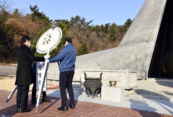  김경수 경남지사, 창원 충혼탑 참배.