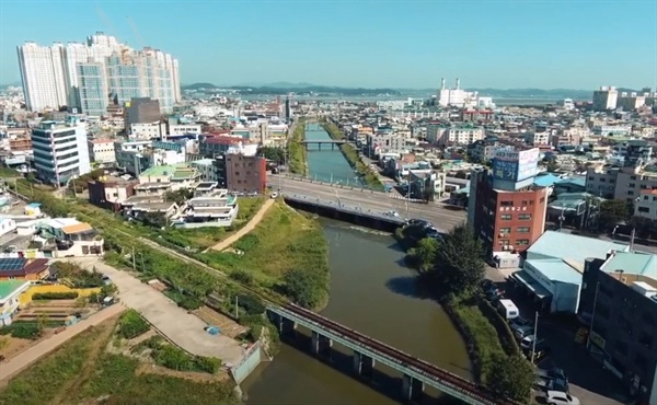 드론으로 촬영한 팔마광장 주변(중앙의 물길은 경포천)