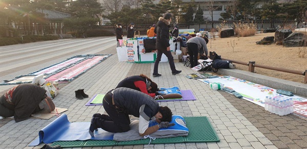 김진숙 복직과 중대재해기업처벌법 제정을 요구하며 연대 시민들이 매일 오후 1~5시 청와대 분수대 광장 (단식농성장)에서 절투쟁을 진행하고 있다.