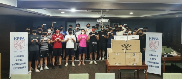 지난달 18일 한국프로축구협회와 경주시민축구단 선수들이 만나 성명을 발표했다.