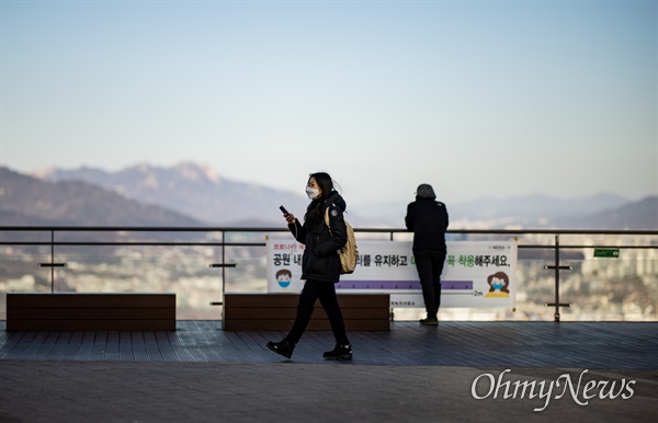 서울 중구 N서울타워에서 시민들이 마스크를 쓰고 산책을 하고 있다.  (자료사진) 