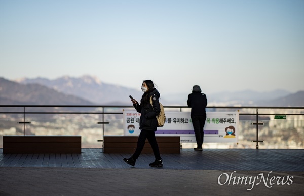  서울 중구 N서울타워에서 시민들이 마스크를 쓰고 산책을 하고 있다.  (자료사진) 