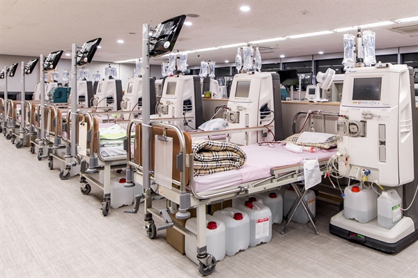 서울 한 병원의 신장투석실 모습. 수십 개의 병상이 나란히 놓여있다. 