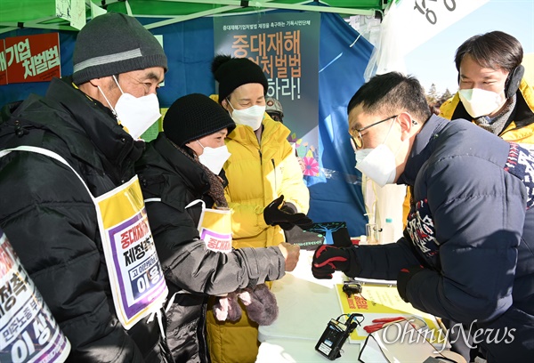 방송인 김제동이 6일 국회 본청 앞 중대재해기업처벌법 제정 촉구 단식농성장을 방문해 고 이한빛 PD 부친 이용관씨, 고 김용균 어머니 김미숙 김용균재단 이사장 등과 인사하고 있다.