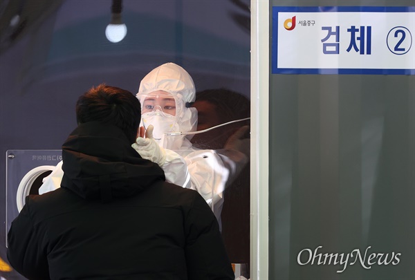 6일 오후 서울역앞에 설치된 코로나19 임시선별진료소에서 시민들이 검사를 받고 있다.