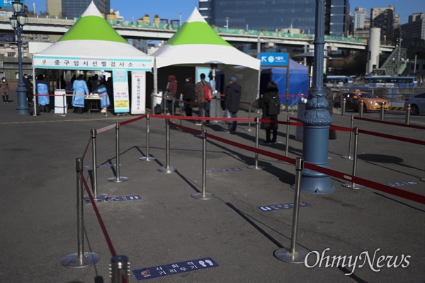 6일 오후 서울역앞에 설치된 코로나19 임시선별진료소에서 검사를 받으려는 시민들이 줄을 서 있다.