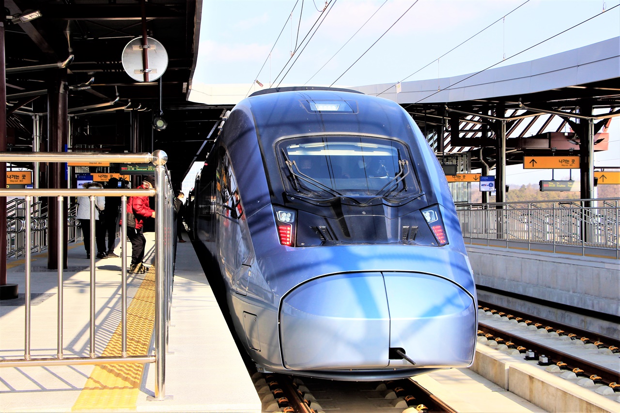 1월 5일부터 운행을 시작한 새로운 KTX, KTX-이음 열차가 안동역에서 출발을 기다리고 있다.