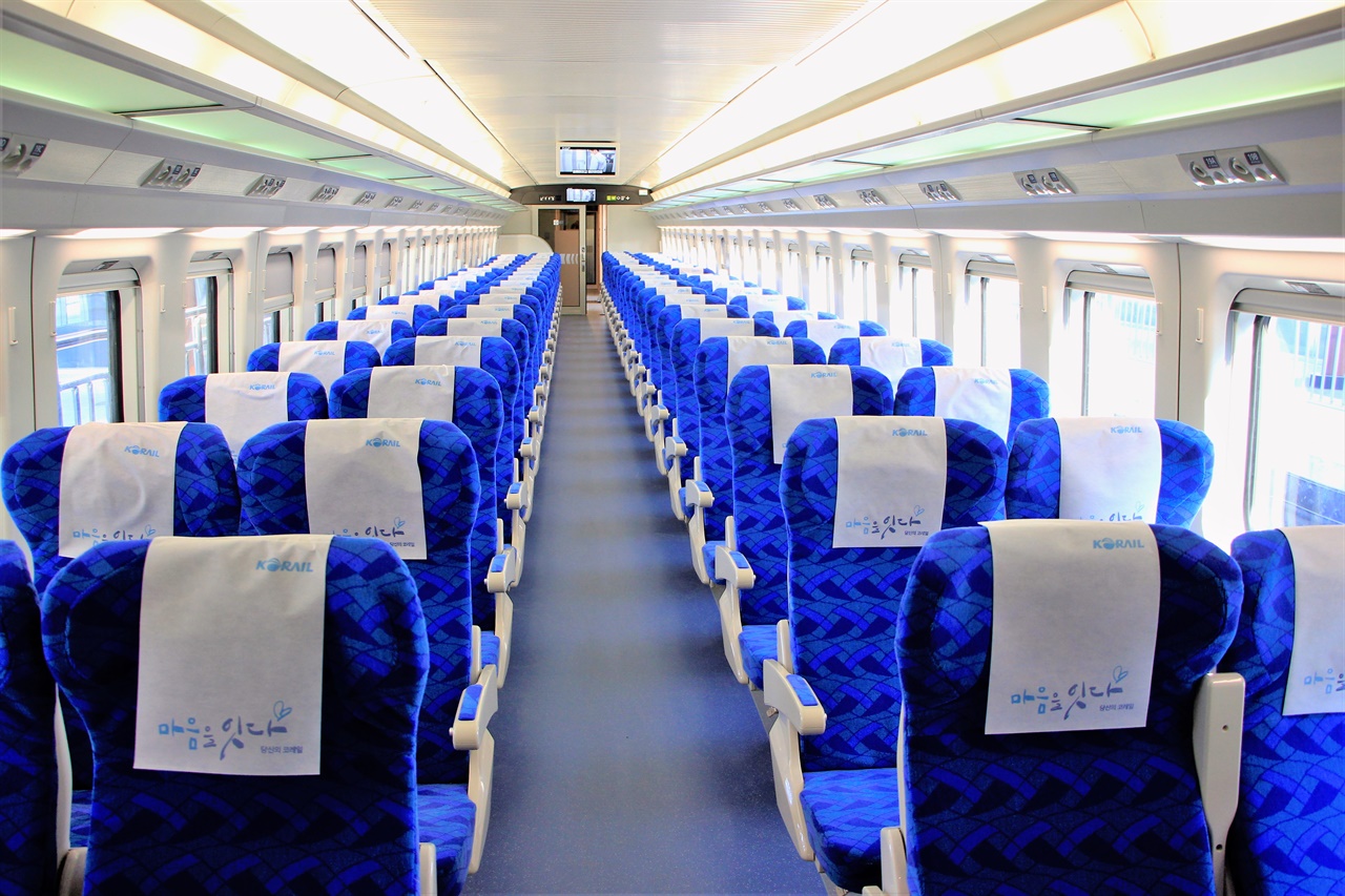 다른 열차의 객실 내부보다 더욱 길쭉한 KTX-이음의 객실 내부 모습. 한 객차에 최대 80명 가까이까지 태울 수 있다.