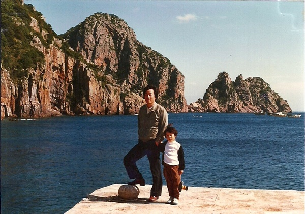 35년 전의 모습. 아버지와 아들