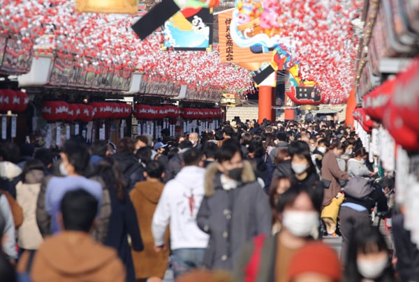 일본에서 신종 코로나바이러스 감염증(코로나19)이 빠르게 확산하는 가운데 지난달 27일 오후 도쿄의 관광지인 센소지 인근 상점가가 행락객으로 붐비고 있다.