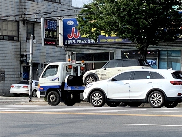 되는 일이 하나도 없는 여름이었습니다. 매일매일 부딪히는 모든 곳에서 짜증이 밀려왔고, 일도 일상도 엉망이었어요. 결국, 자동차 검사를 받으러 가던 길에 사고가 났고, 뭐라도 해야겠다는 생각이 들었어요!