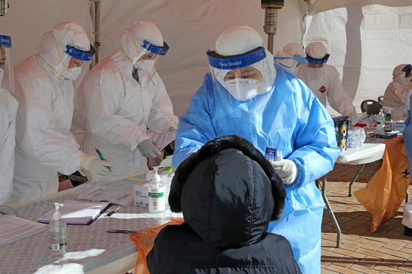 6일 오후 경북 포항시청 앞에 설치된 임시 선별검사소에서 시 공무원 등이 신종 코로나바이러스 감염증(코로나19) 검사를 받고 있다. 
