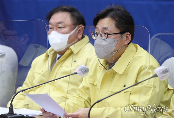 더불어민주당 홍익표 정책위의장이 7일 국회에서 열린 정책조정회의에서 발언하고 있다. 왼쪽은 김태년 원내대표. 