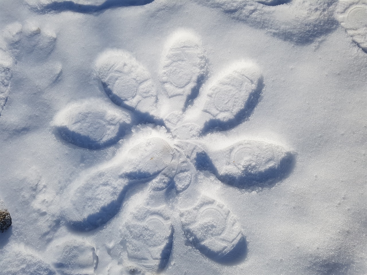 걷기를 하면서 녹지 않은 운동장 눈위에 발자국으로 눈꽃을 만들었다.
