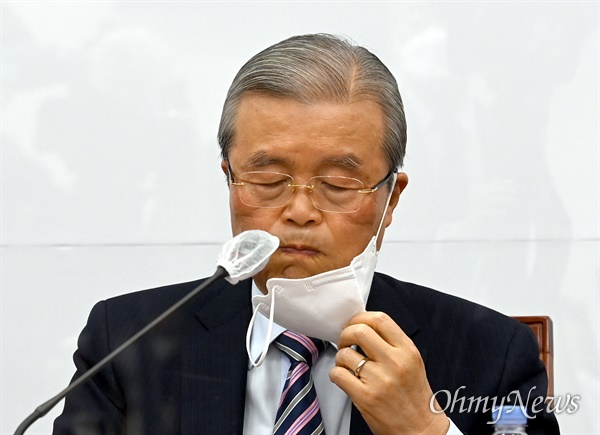 국민의힘 김종인 비상대책위원장이 7일 오전 국회에서 열린 비상대책위원회의에서 목을 축이고 있다. 