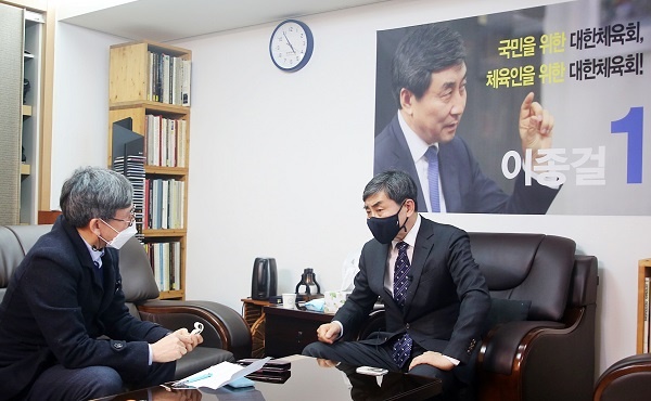 이종걸 후보 이종걸 대한체육회 회장 후보가 4일 오후 서울 마포구 선거사무실에서 기자를 만나 대화를 하고 있다.