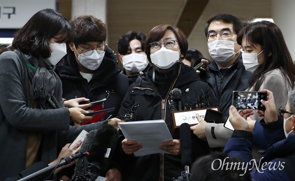  고 배춘희 할머니 등 위안부 피해자 12명이 일본을 상대로 낸 손해배상 청구 소송에 대해 원고 승소 판결을 내린 지난 8일 서울중앙지법에서 이나영 정의기억연대 이사장이 취재진 입장을 밝히고 있다.
