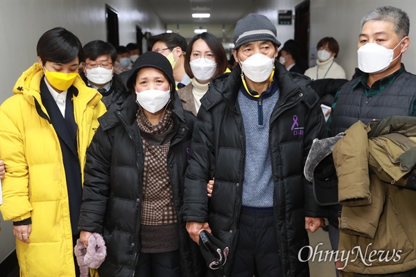 2021년 1월 8일, 고 김용균씨의 어머니 김미숙 김용균재단 이사장과 고 이한빛 PD의 아버지 이용관씨가 서울 여의도 국회에서 열린 법사위 전체회의에서 5인 미만 사업장이 대상에서 빠진 중대재해에 대한 기업 및 책임자 처벌 등에 관한 법률안이 통과된 후 회의실을 나서고 있다. 