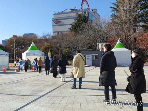 대구시 중구 국채보상운동기념공원에 설치된 임시 선별진료소에 코로나19 검살를 받으려는 시민들이 줄을 서 있다.