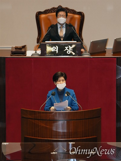 백혜련 더불어민주당 의원이 8일 오후 서울 여의도 국회에서 열린 제383회 국회(임시회) 제2차 본회의에서 중대재해 처벌 등에 관한 법률안(대안)에 대한 제안설명을 하고 있다.