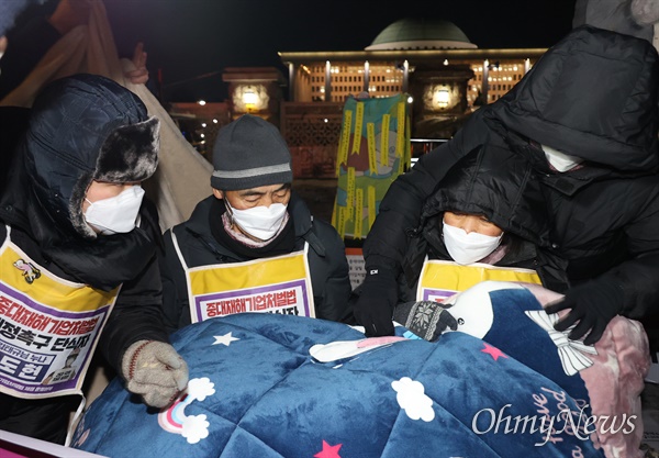 지난 1월 8일 중대재해처벌법이 본회의에서 통과된 후 고 김영균씨의 어머니 김미숙 김용균재단 이사장과 고 이한빛PD의 아버지 이용관 한빛미디어노동인권센터 이사장이 서울 여의도 국회 앞 단식농성장에서 열린 기자회견에 참석한 모습.