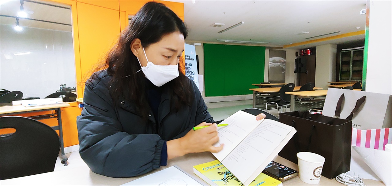 남인숙 대표는 서울과 부산의 마을미디어 지도를 비교해 보여주며, 부산도 다양한 마을미디어로 지도가 빽빽히 차게 되길 바란다고 말했다.